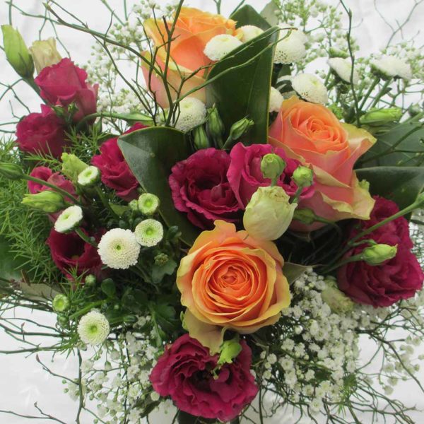Blumenstrauss mit lachsfarbenen Rosen