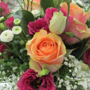 Blumenstrauss mit lachsfarbenen Rosen