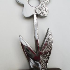 Metall-Blume mit Holzsockel by blueme & gschänkchäller