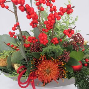 Das kraftvolle Gesteck mit Beerenzweigen und Blumen