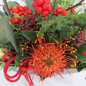 Alternative view of Das kraftvolle Gesteck mit Beerenzweigen und Blumen