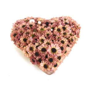 Das liebliche Herzchen, aufwändig gesteckt aus Chrysanthemen