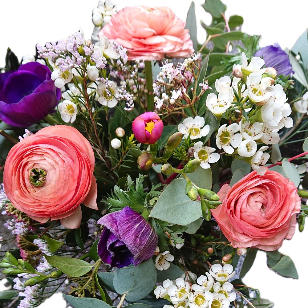 Der fröhliche, zauberhafte Frühlings-Strauss mit bunten Ranunkeln