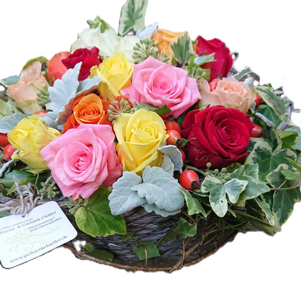 Der wunderschöne, fröhliche, bunte Blumen-Korb mit Rosen
